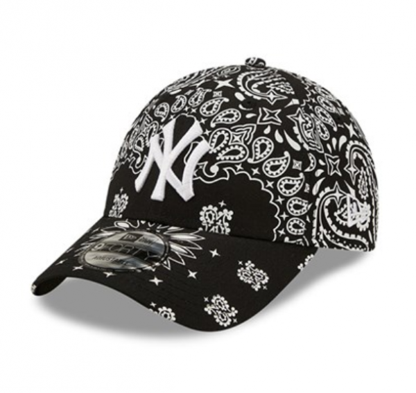 Topi dengan desain paisley yang mencolok